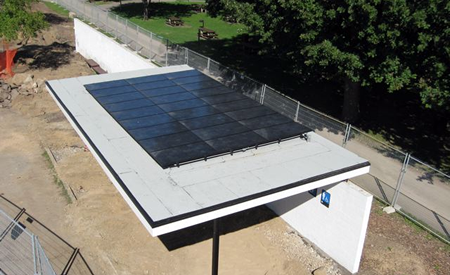 Flat-roofed bus shelter solar heating